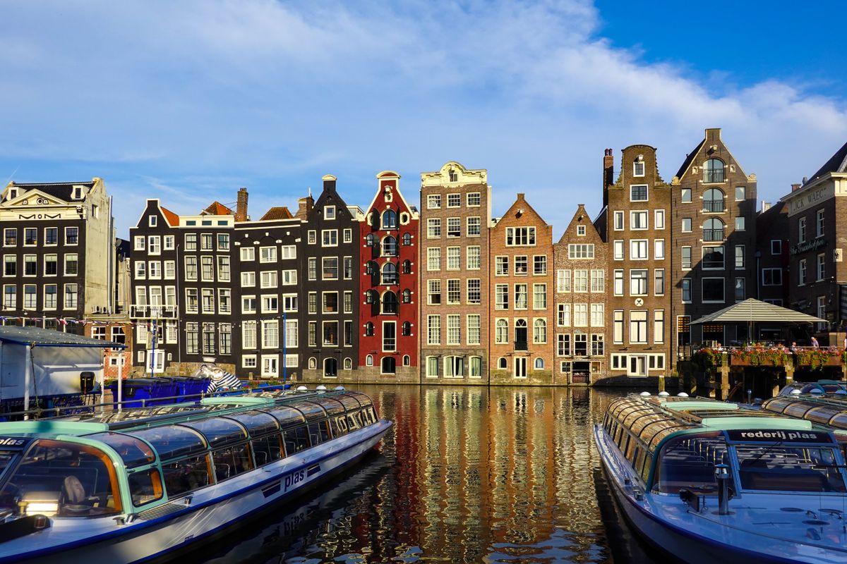 Grachtenpanden aan het Damrak in Amsterdam