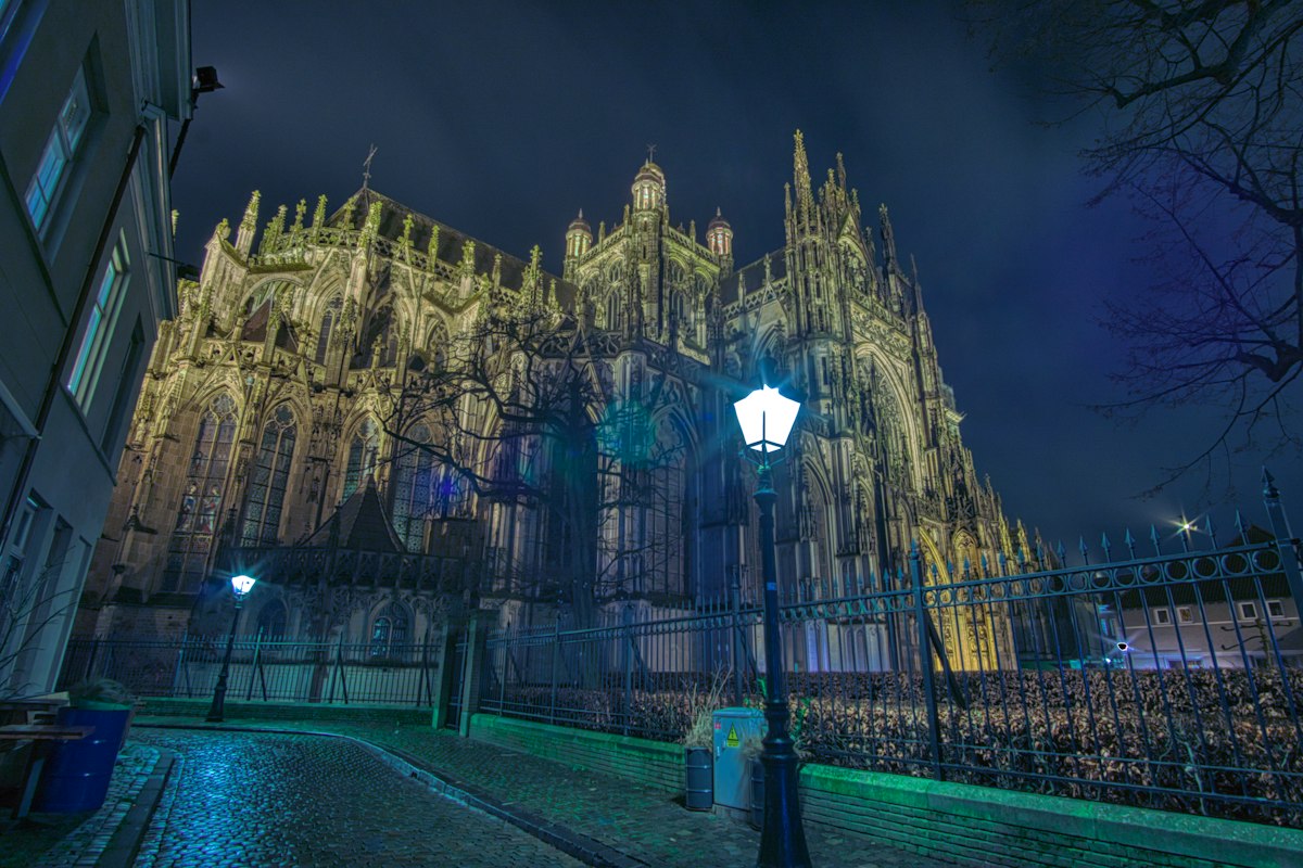 De Sint-Janskathedraal bij avond in Den Bosch
