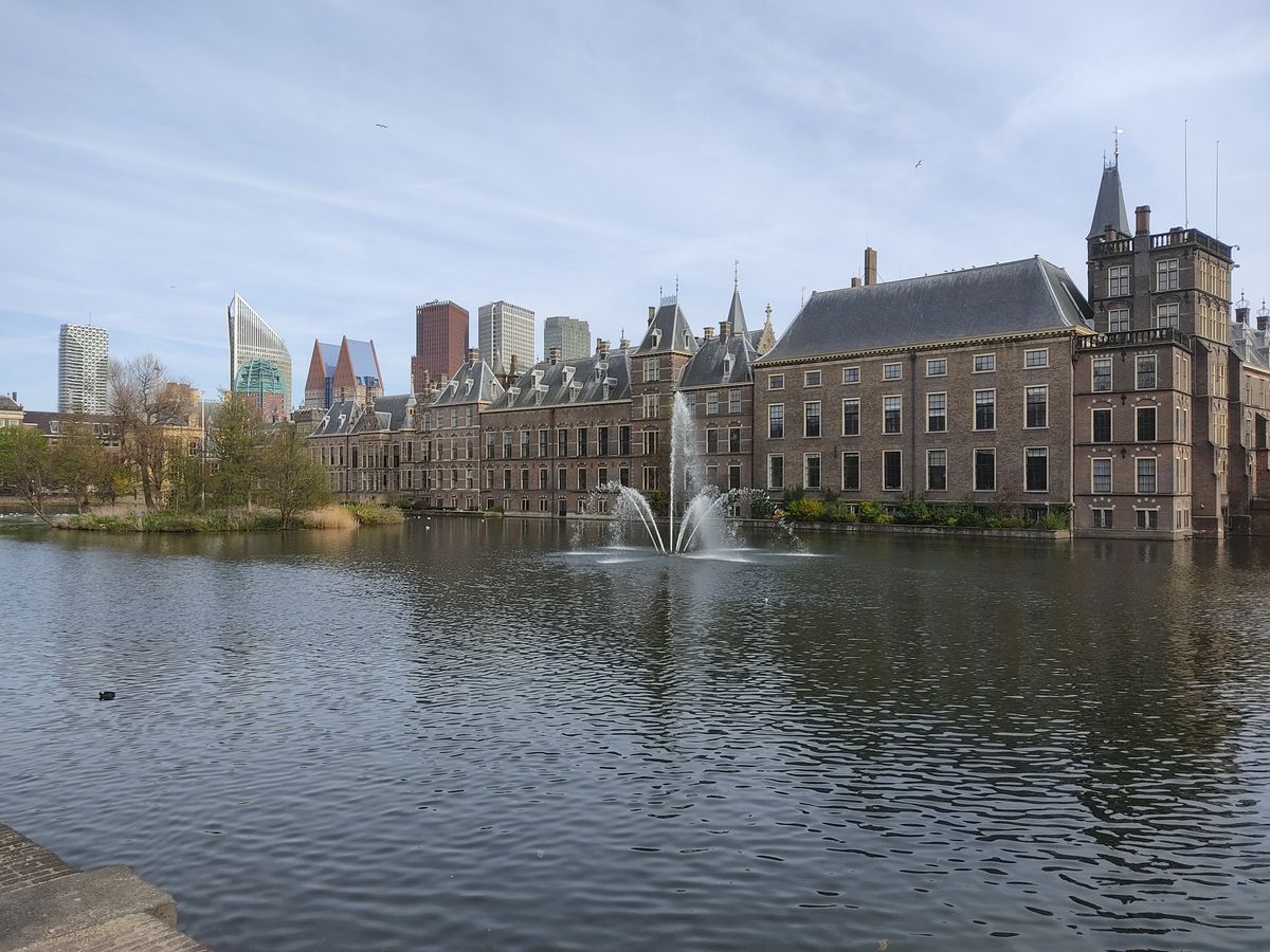Het Binnenhof aan de Hofvijver in Den Haag