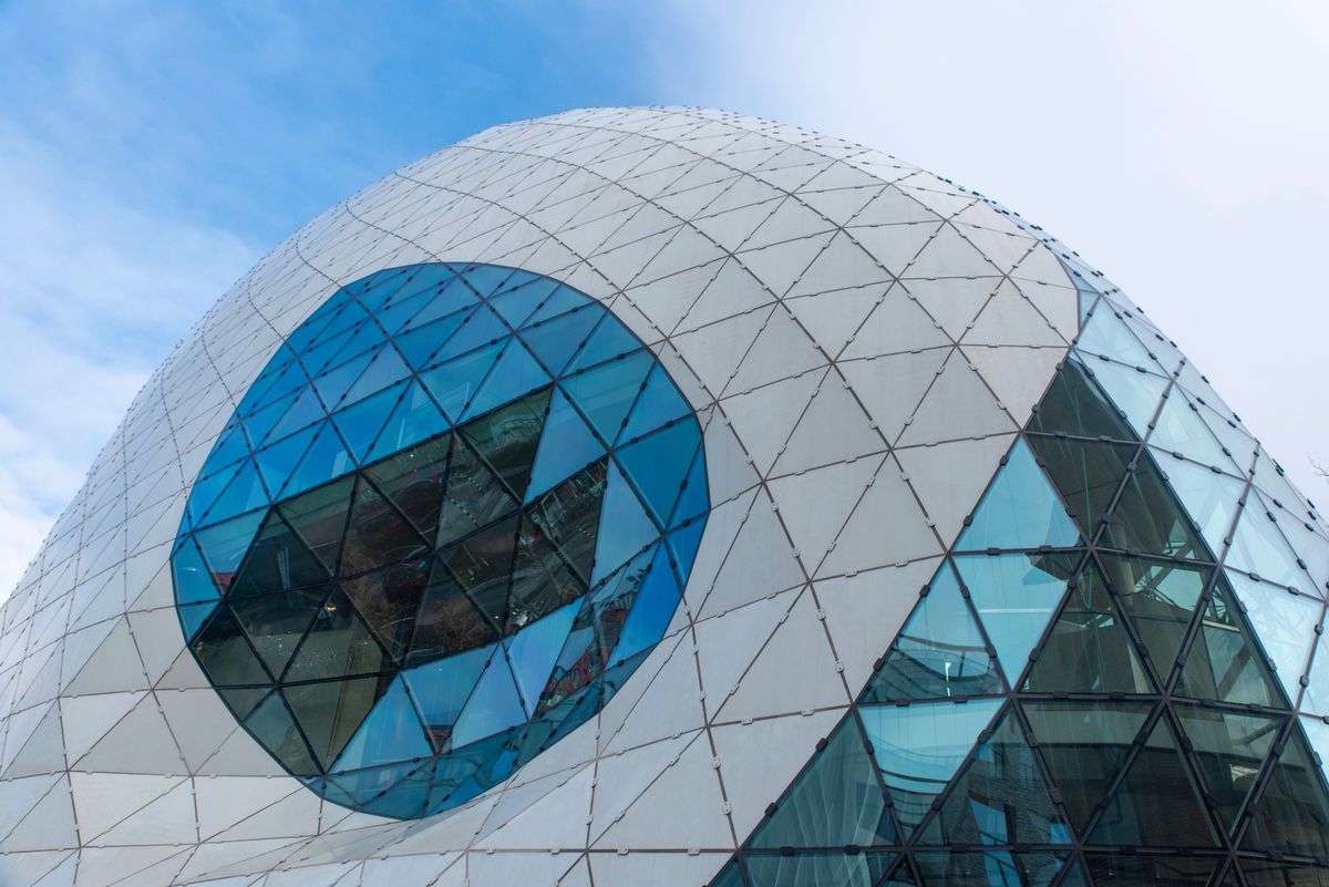 Het glazen Blob-gebouw op het 18 Septemberplein in Eindhoven