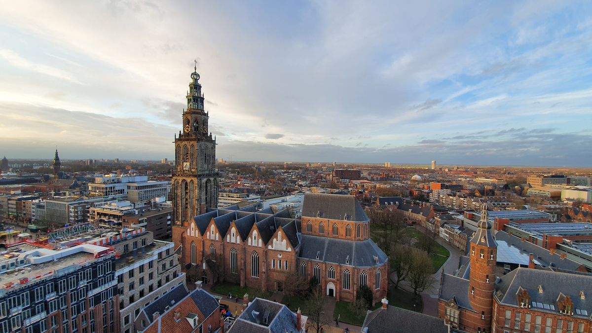 De Martinitoren boven de binnenstad van Groningen