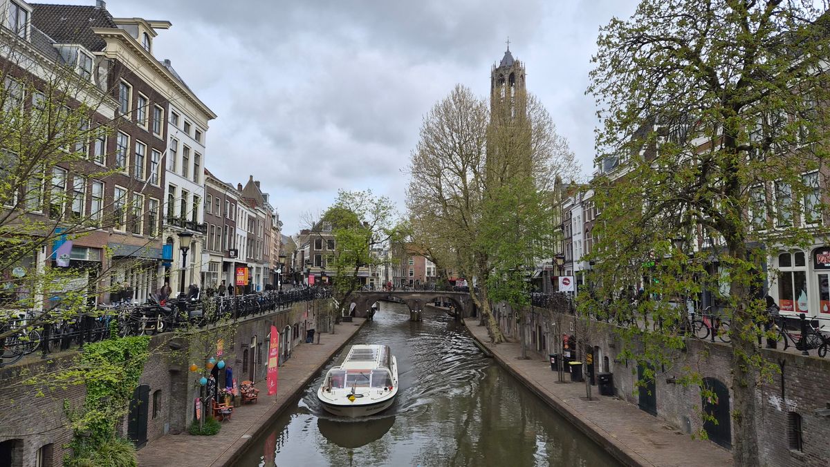 De Oudegracht met de Domtoren in Utrecht