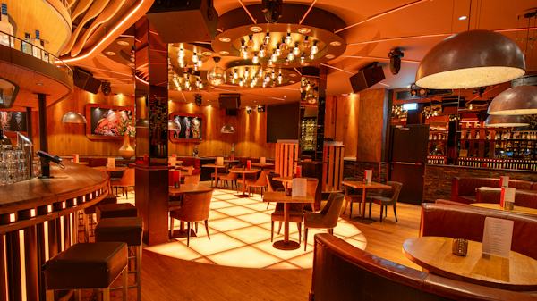 Nosh, Plein 10 (Centrum)